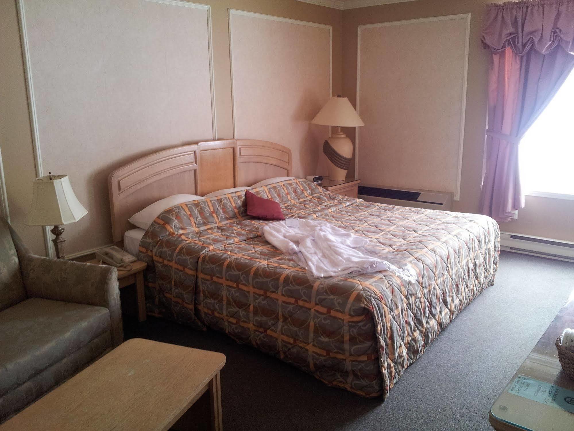 Hotel Travelodge By Wyndham Victoriaville Exterior photo