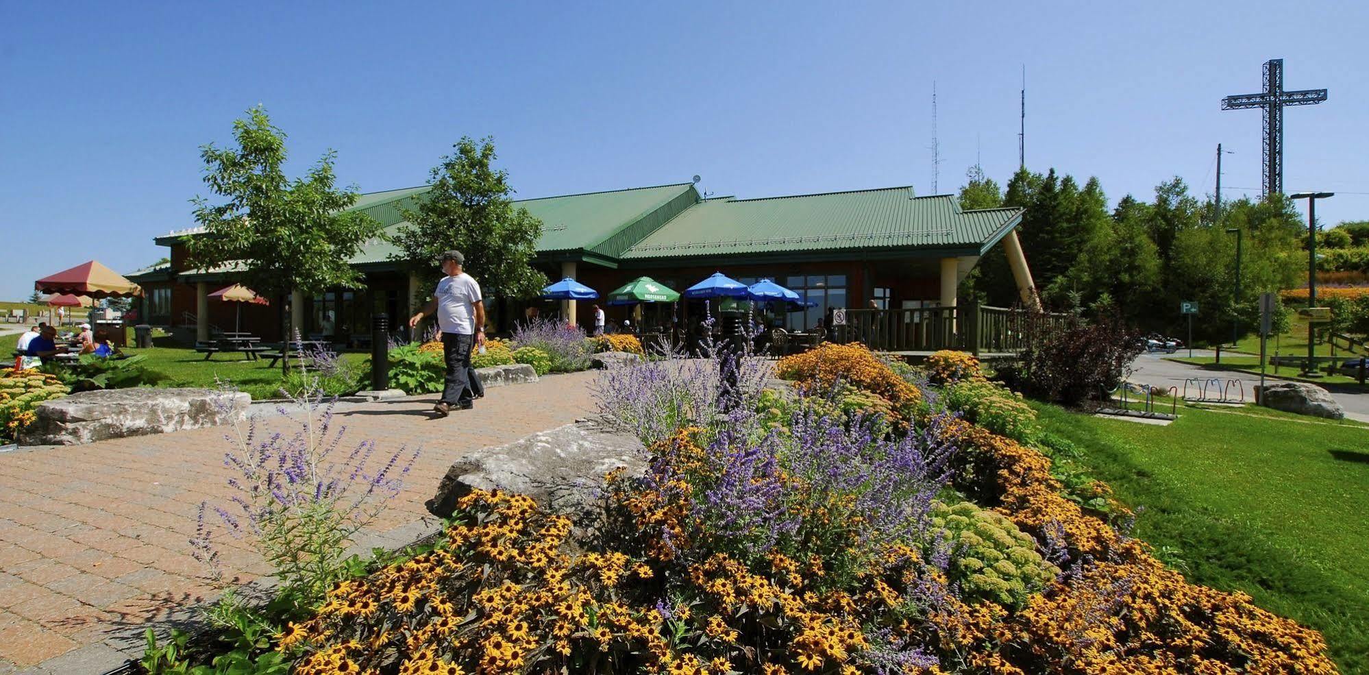Hotel Travelodge By Wyndham Victoriaville Exterior photo
